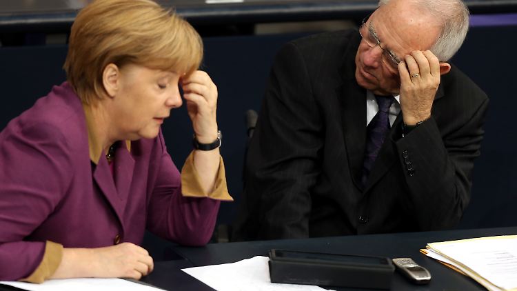 Wie sollen wir das machen? Schäuble will mit Bundeskanzlerin Merkel das Thema Juncker-Nachfolge diskutieren. (Archivbild)
