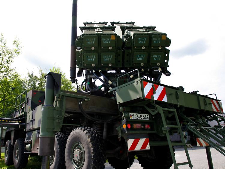 Zwei Starterboxen mit jeweils vier Raketen: Für Reifen und Windschutzscheibe des Trägerfahrzeugs gibt es spezielle Schutzvorrichtungen, die Schäden durch den Feuerschweif beim Start verhüten sollen.