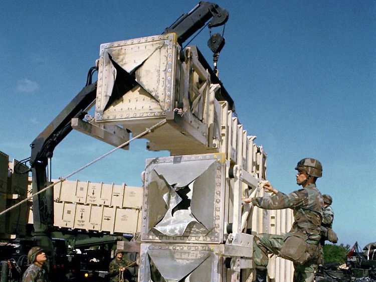 Leer und verschossen: Nach irakischen Scud-Angriffen auf Israel entsorgen US-Soldaten 1991 bei Haifa die Hülsen der vergangenen Nacht.
