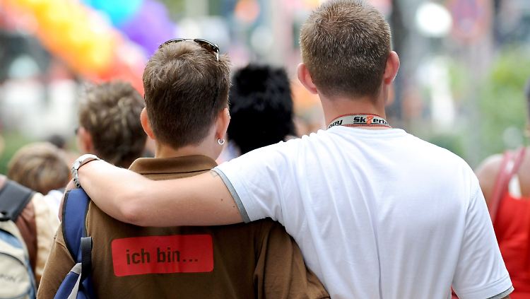 Schwules Paar beim Christopher Street Day.