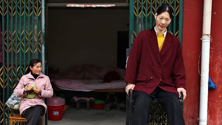 Yao Defen sitzt mit einer Freundin vor ihrer Wohnung in Shu Cha im Osten Chinas.