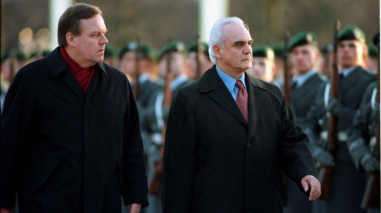 Der Inbegriff griechischer Korruption: der frühere griechische Verteidigungsminister Tsochatzopoulos (r.) - hier mit seinem damaligen deutschen Amtskollegen Volker Rühe.