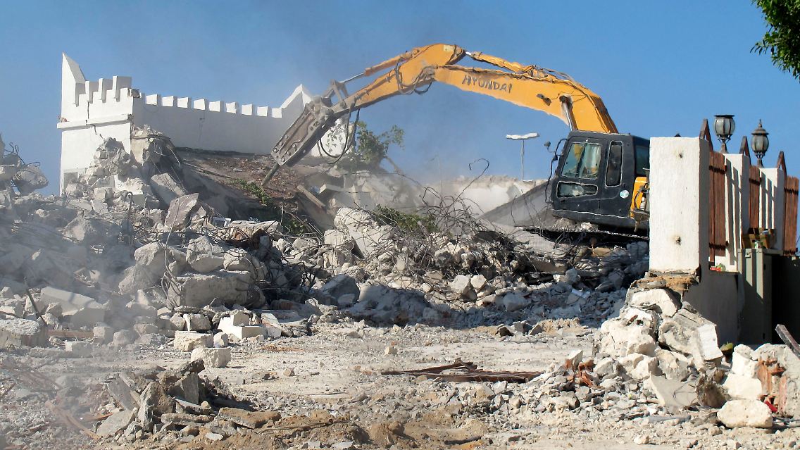 Erst im August dieses Jahres machen salafistische Terroristen mit Bulldozern eine Moschee der Sufis in Tripolis dem Erdboden gleich. Die Sicherheitskräfte lassen die Extremisten gewähren.