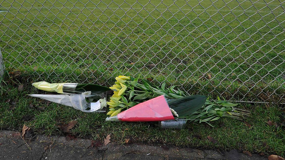2012-12-04T170236Z_01_ALM03_RTRMDNP_3_SOCCER-DUTCH-DEATH.JPG5804615251513761936.jpg
