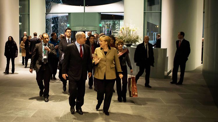 Merkel begrüßt Netanjahu im Kanzleramt.