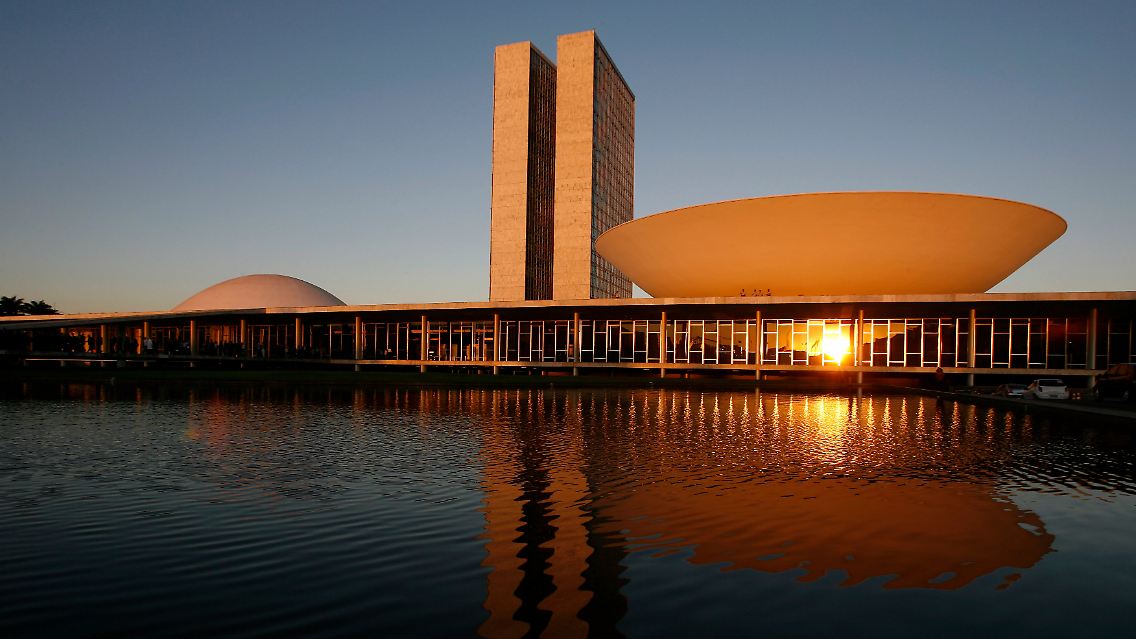 Niemeyer schuf hunderte Bauten auf der ganzen Welt und war vor allem für seine futuristischen Entwürfe in Brasiliens "Reißbrett-Hauptstadt" Brasília bekannt.