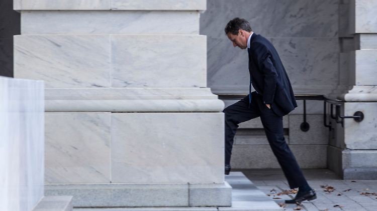 Ohne Perspektive auf eine Einigung, setzt Finanzminister Geithner alles auf eine Karte: Die USA sollen über die "Klippe" springen.