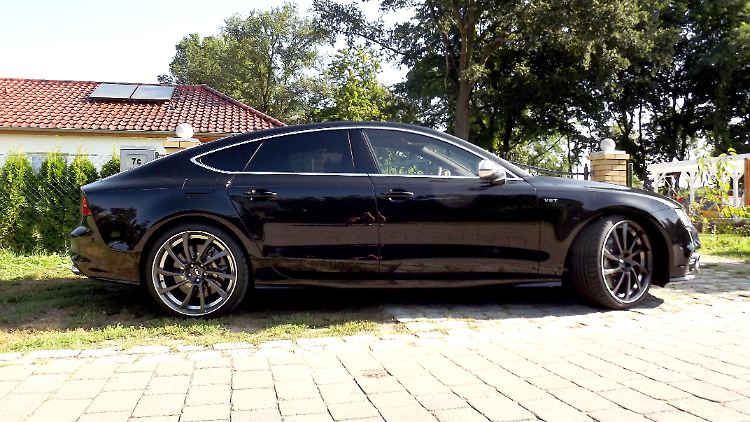 Bei einem Kickdown feuert der Bolide in 4,1 Sekunden aus dem Stand an die 100 km/h-Marke.