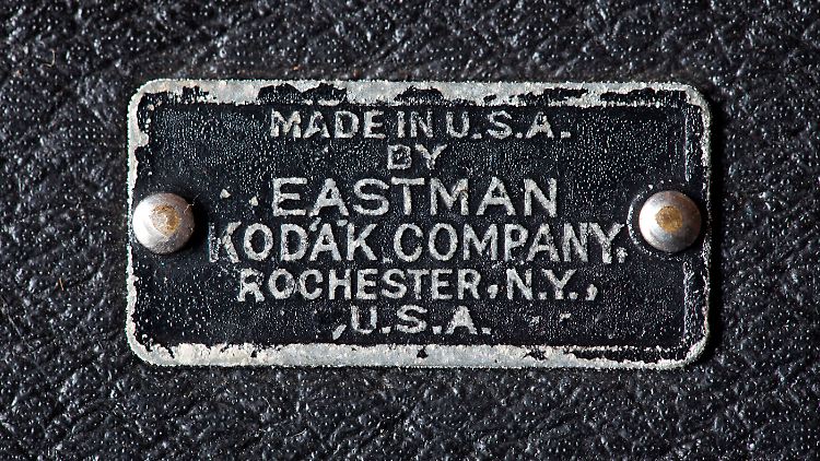 Weit weg von den Wurzeln: Die kleine Plakette einer Kodak Boxkamera von 1919 zeigt den Hersteller, die "Eastman Kodak Company" in "Rochester, N.Y.".