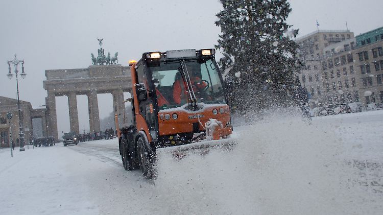 Auch um das Brandenburger Tor weht der Schnee.