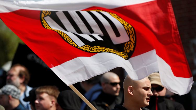 Rechtsextreme ziehen in Neumünster durch die Stadt.