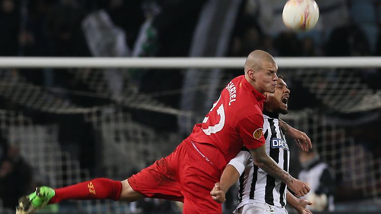 Der Liverpooler Martin Skrtel landet ein wenig unsanft auf Mathias Ranegie.