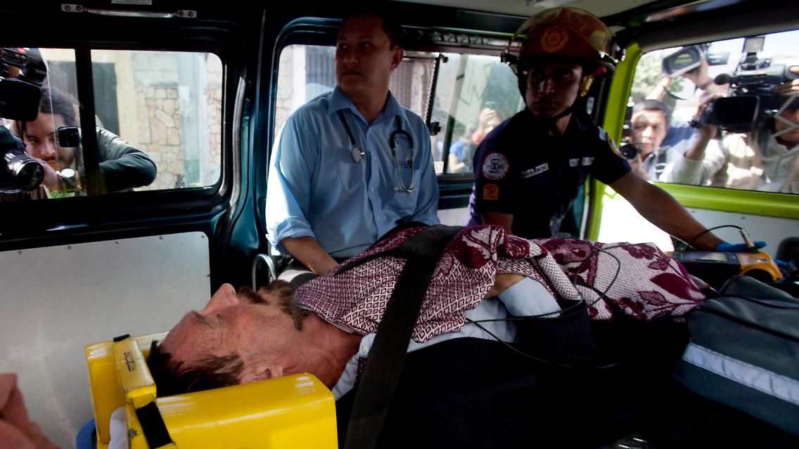 John McAfee auf dem Weg ins Krankenhaus.