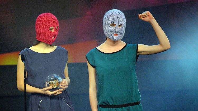 Zwei Pussy Riots auf der Bühne in Bochum.