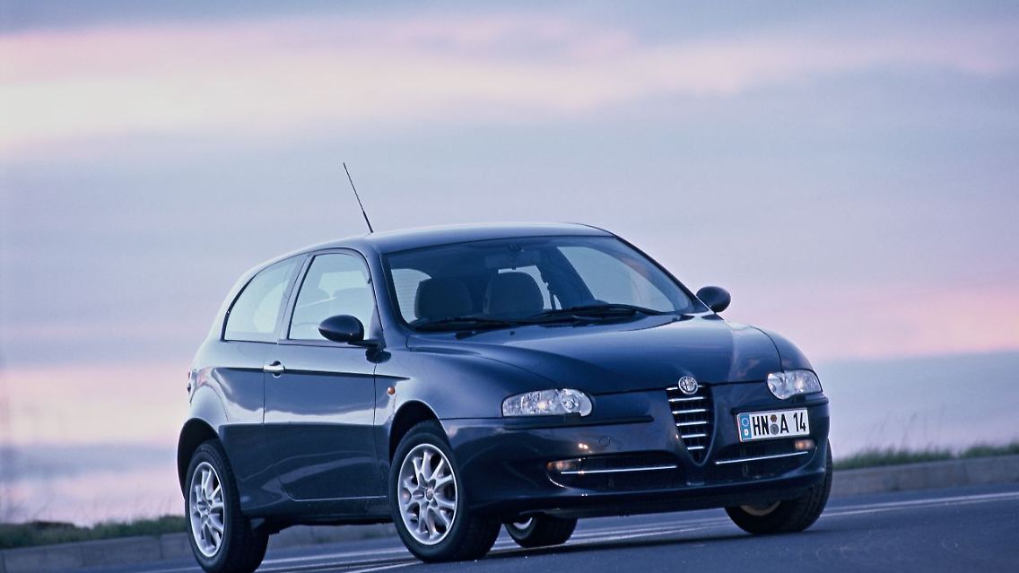 Gutes Aussehen ist nicht alles. Das gilt auch für den zwischen 2001 und 2010 angebotenen Alfa Romeo 147. Dass der rassige Italiener nicht unbedingt das alltagspraktischste Auto in der Kompaktklasse ist, werden ihm insbesondere Fans der Marke schnell verzeihen. Aber der kompakte Alfa verlangt von seinen Besitzern Leidensfähigkeit. Die Mängelliste gehört bei der TÜV-Hauptuntersuchung zu den längsten in der Kompaktklasse. Deswegen reicht es nach 8 bis 9 Jahren uns 111.000 Kilometern nur für Platz 83.