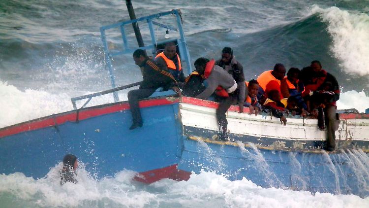 Schmuggler verlangen Tausende Euro, um Flüchtlinge über das Mittelmeer an Europas Küsten zu bringen. Viele bezahlen das mit dem Tod - die Boote sind meist seeuntauglich.