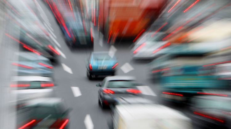 Zu Fuß auf der Autobahn - schön ist das nicht.