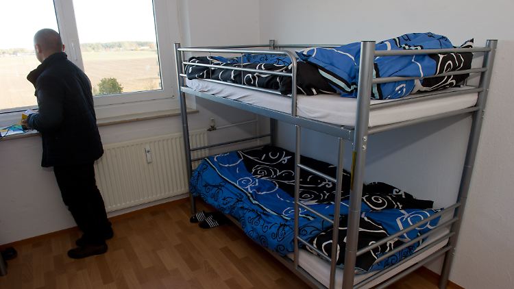 In Sammelunterkünften warten die Asylbewerber teilweise monatelang auf die Entscheidung, ob sie in Deutschland bleiben dürfen - die meisten werden abgelehnt.