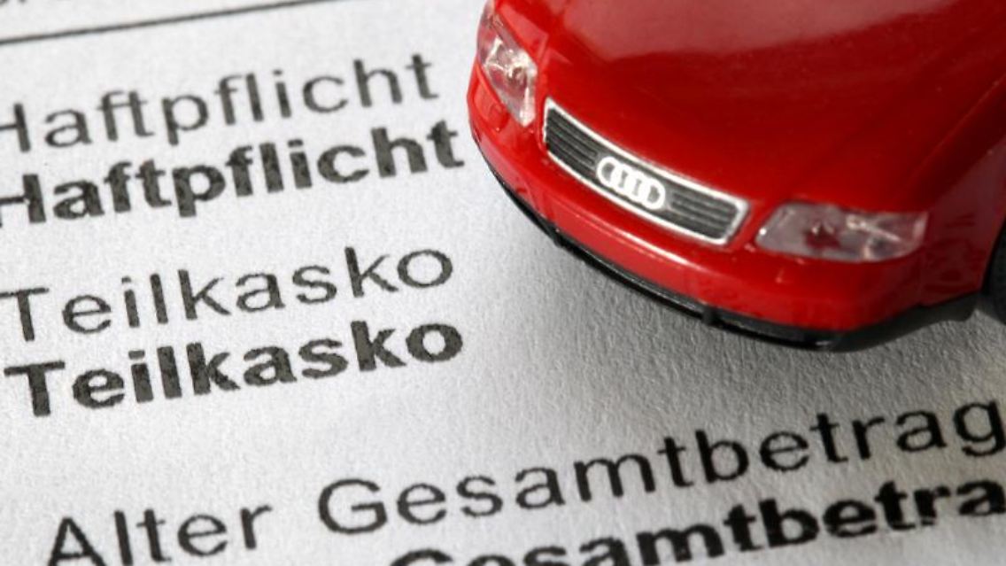 Zum Jahreswechsel ändern sich häufig die Versicherungstarife. Kunden haben dann ein außerordentliches Kündigungsrecht. Foto: Martin Gerten