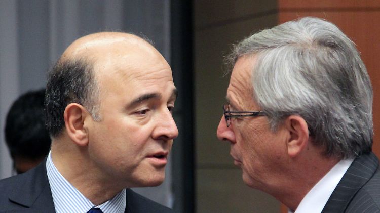 Pierre Moskovici im Gespräch mit Jean-Claude Juncker.