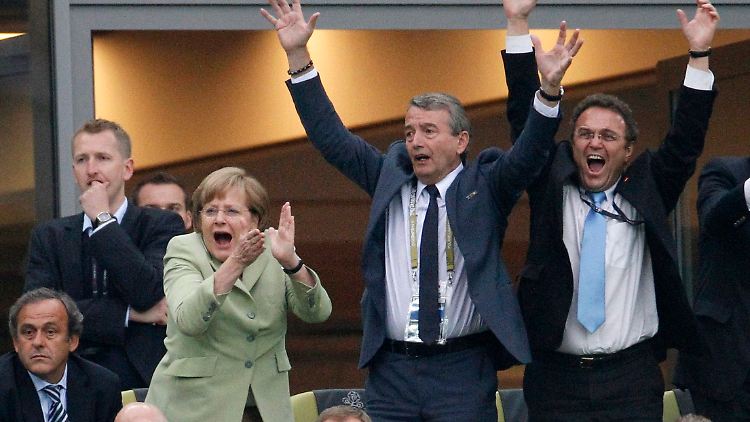 Falls Bundeskanzlerin Angela Merkel solange im Amt bleibt, kann sie 2020 sehr wahrscheinlich zu EM-Heimspielen des DFB-Teams reisen.