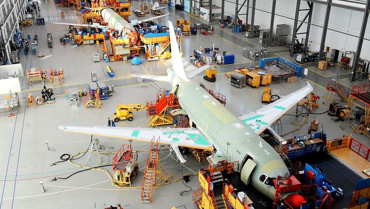 Arbeit an Flugzeugen der A320-Familie in Finkenwerder bei Hamburg.