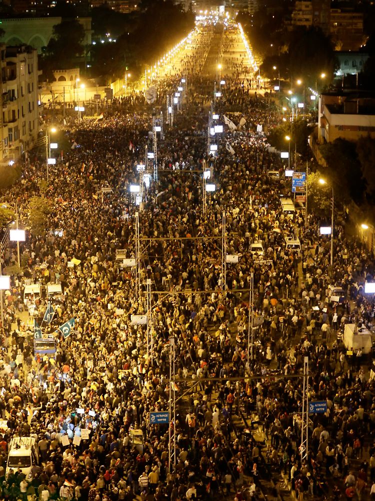Zehntausende nahmen an der Großdemo in Kairo teil. Abgesehen von einigen Zwischenfällen blieb es bis zum Abend meist friedlich.
