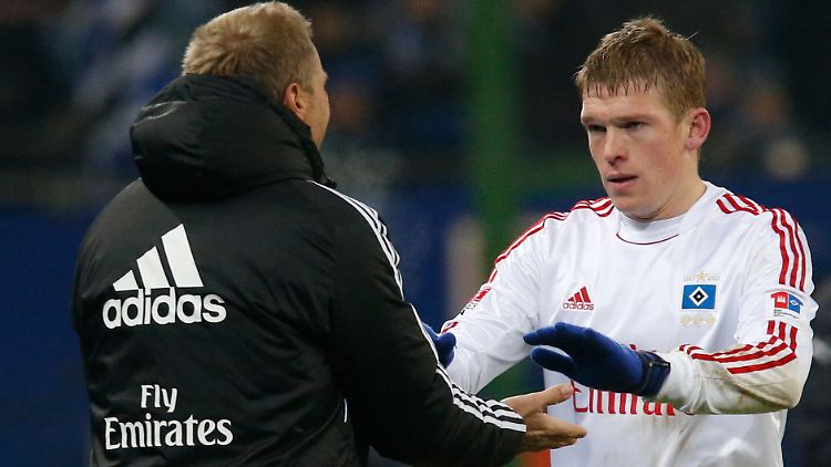 Hamburgs Trainer Fink bedankt sich bei Artjoms Rudnevs für zwei schöne Tore.
