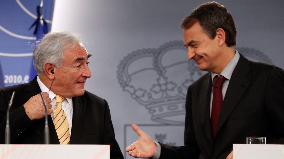 Zapatero (r.) und Strauss-Kahn bei der Pressekonferenz nach ihren Gesprächen im Juni.