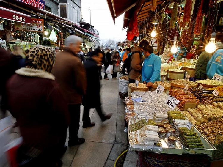 Exotische Köstlichkeiten: Hunderte von Straßenverkäufern bieten in Istanbul Snacks an. Touristen können diese bei speziellen Führungen unbesorgt kosten.