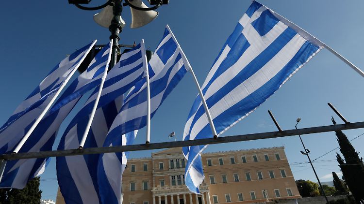 Griechsiche Flaggen vor dem Parlament in Athen.