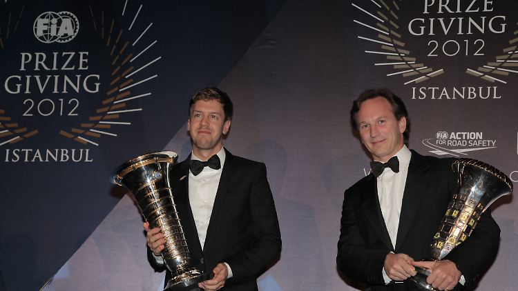 Sebastian Vettel (l.) nahm den Fahrerpokal entgegen, Christian Horner den für den Team-Weltmeister.
