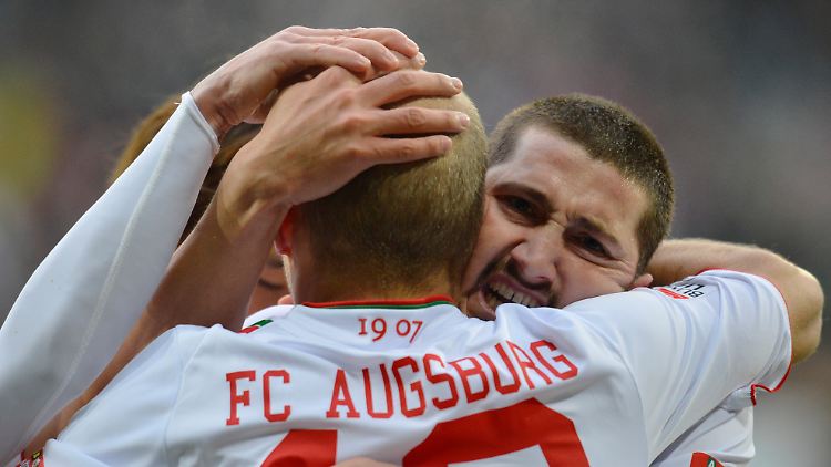 Schießt Sascha Mölders (r.) den FC Bayern ab und Augsburg zum Sieg?