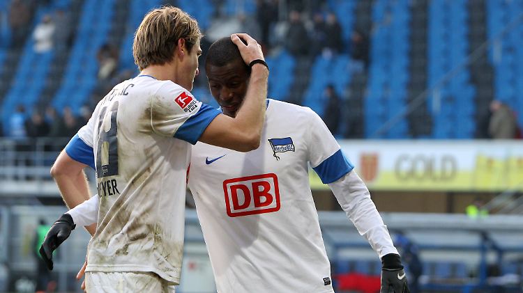 Dank an den Siegtorschützen: Herthas Peter Niemeyer herzt Adrian Ramos.