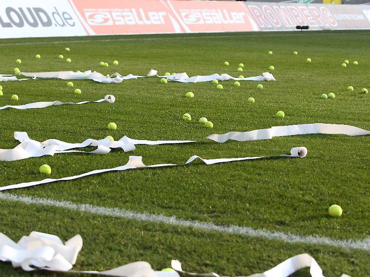 Die Fans setzten während der Partie ihren Protest gegen die DFL-Pläne zur Verschärfung der Sicherheitsmaßnahmen fort.