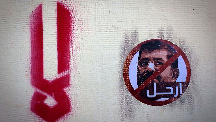 Anti-Mursi-Graffiti am Präsidentenpalast, das Schriftzeichen daneben bedeutet: "Verschwinde".