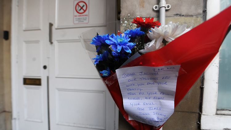 Blumen und ein Kondolenzbrief am Londoner König Edward Hospital.