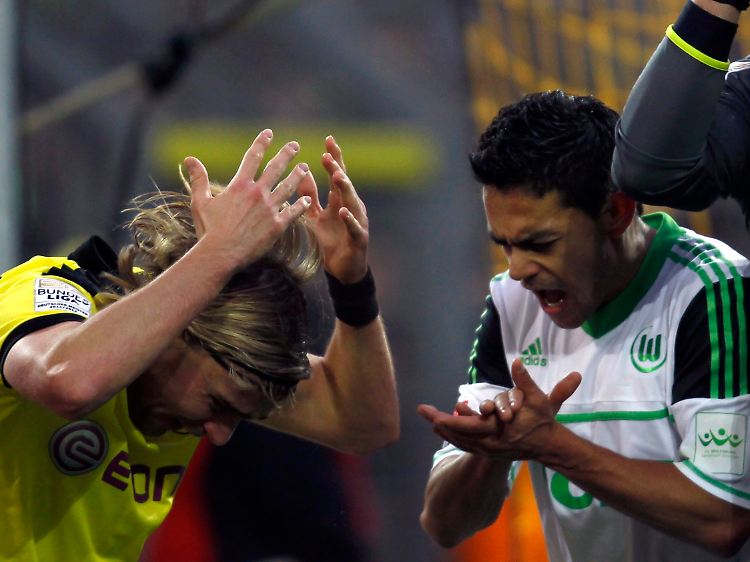 Marcel Schmelzer musste wegen Handspiels mit Rot vom Platz, obwohl er den Ball mit dem Knie gespielt hatte. Elfmeter gab es für Wolfsburg außerdem.