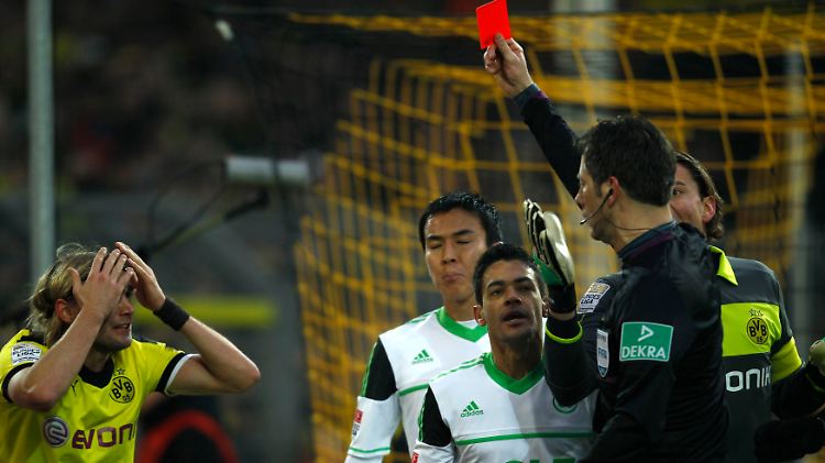 Die Schlüsselszene: Dortmunds Marcel Schmelzer fliegt zu Unrecht vom Platz.