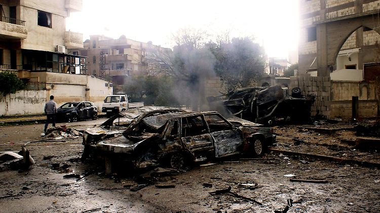 Ausgebombte Autos und Häuser in Homs.