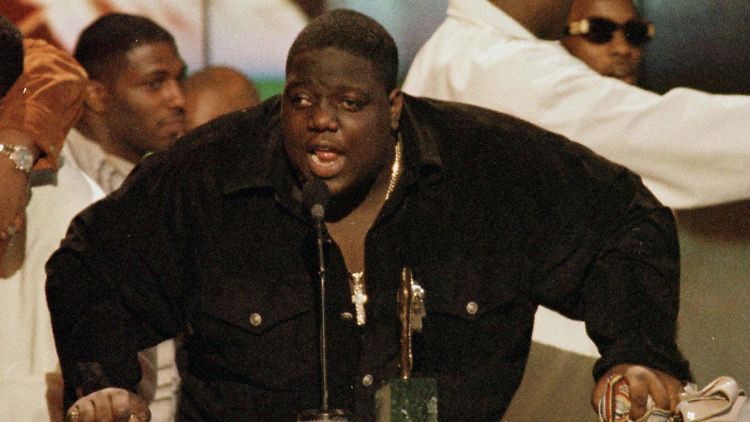 Mit gebürtigem Namen hieß Notorius B.I.G  Christopher Wallace.  Die genauen Umstände seines Todes und der Täter konnten bisher nicht ermittelt werden.