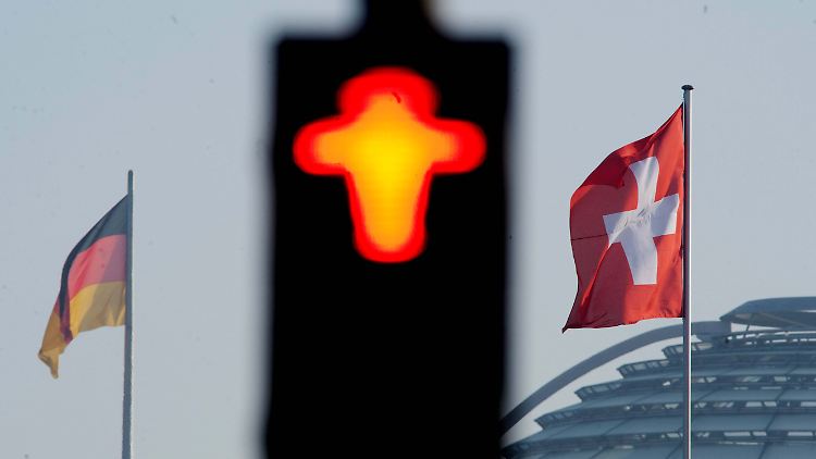 Das umstrittene Steuerabkommen mit der Schweiz ist am 23. November im Bundesrat durchgefallen. SPD- und Grün-regierte Länder lehnten das Gesetz des Bundesfinanzministers ab. 