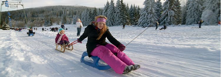Am Samstag öffneten auch zahlreiche Pisten und Loipen im Harz aufgrund der konstant niedrigen Temperaturen und der Schneehöhe von bis zu 30 Zentimetern.