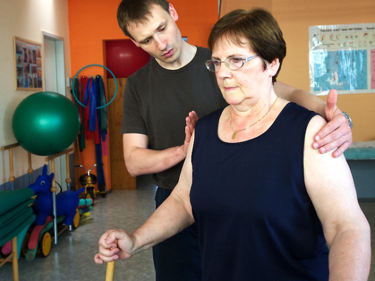 Jutta Redetzky übt mit ihrem Physiotherapeuten Volker Swoboda. Die 61-Jährige leidet an Hereditären Spastischen Spinalparalyse, ...