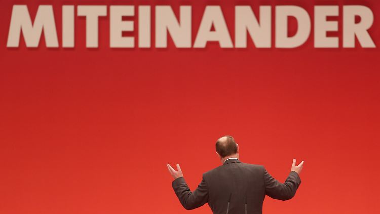 Steinbrück wird minutenlang gefeiert - länger gar als Kanzlerin Merkel.