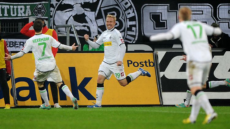 Joker Mike Hanke war das erste Tor vorbehalten. Das schönste gelang später Juan Arango.