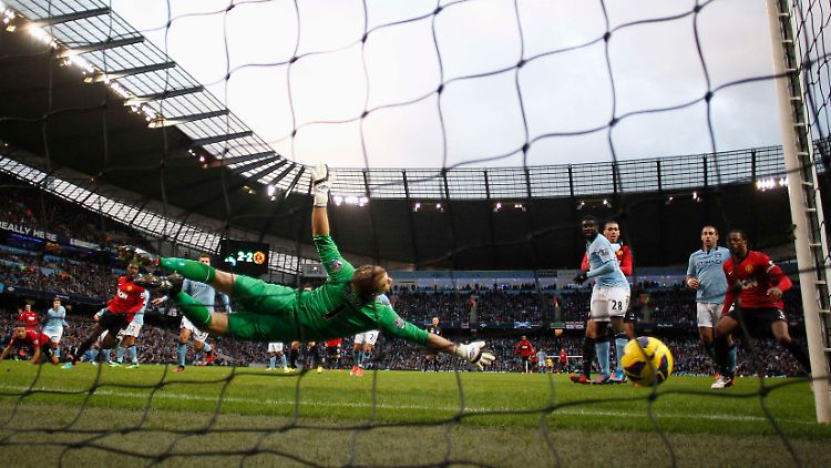 Entscheidung in der Nachspielzeit: Joe Hart streckt sich vergebens nach dem Freistoß von Uniteds Sturmstar Robin van Persie.