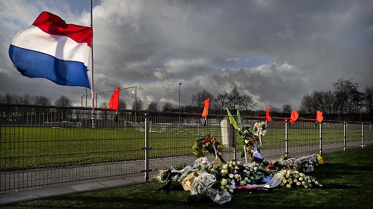 Nahe des Vereinshauses des SC Buitenboys wird mit Blumen des getöteten Richard Nieuwenhuizen gedacht.