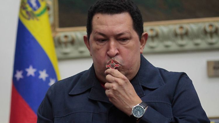 Sozialist mit Kruzifix: Chávez während seiner Fernsehansprache.
