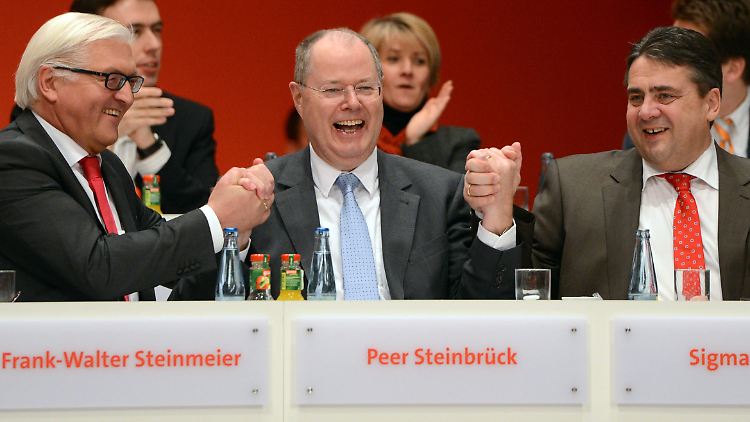 Steinbrück (M.) und die anderen zwei der Troika: Frank-Walter Steinmeier (l.) und Parteichef Sigmar Gabriel.